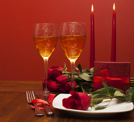 Valentine champagnes romantic dinner setting